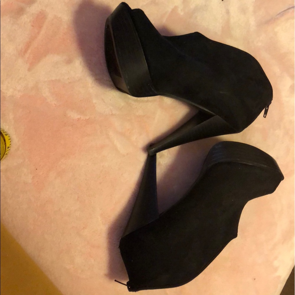 Suede and patent leather heels